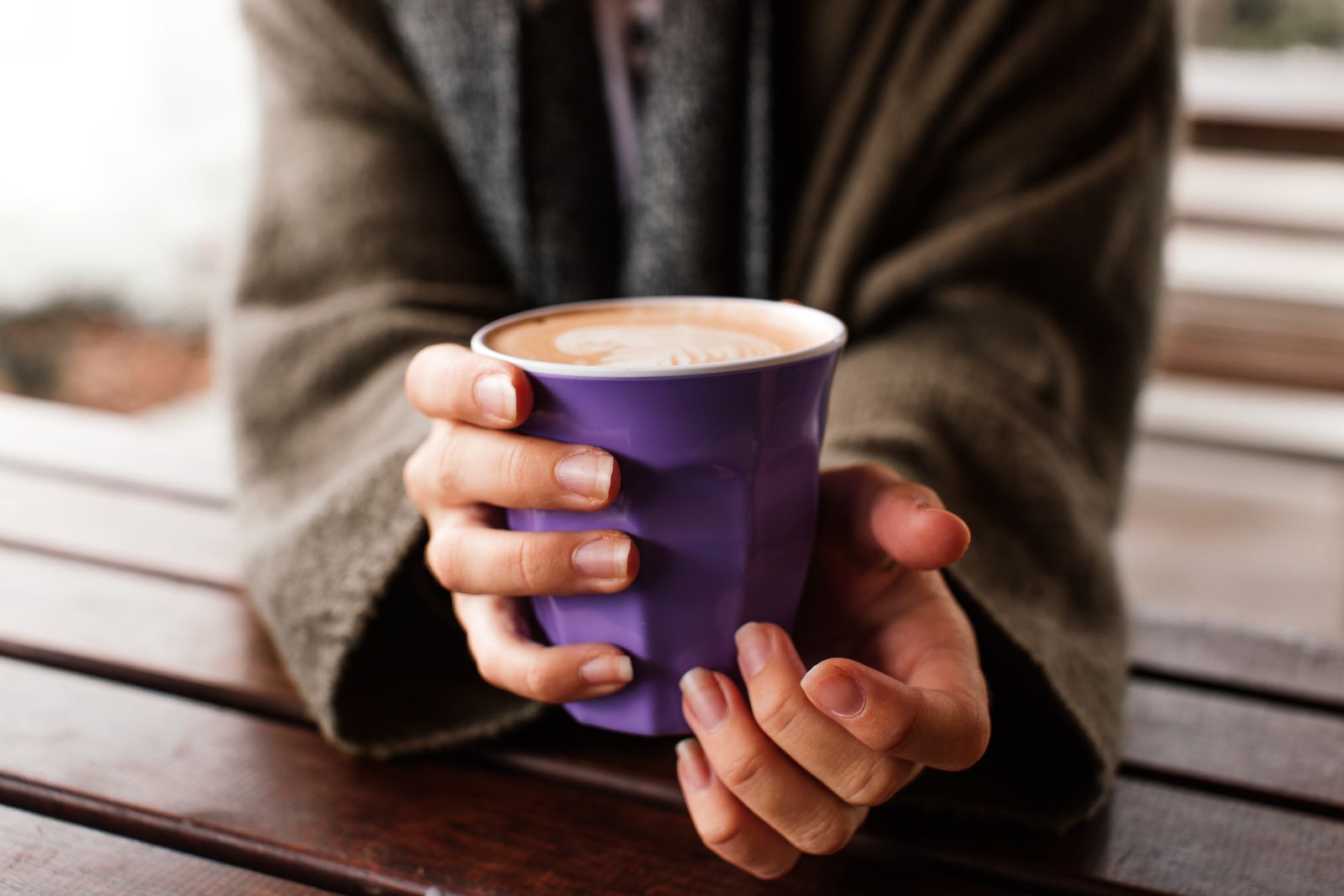 Hand met een paarse latte
